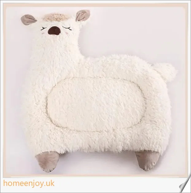 Cosy alpaca-blend pet bed in a warm, plush design for cats and dogs to enjoy a comfortable and relaxing sleep