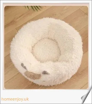 Cosy alpaca-blend pet bed in a warm, plush design for cats and dogs to enjoy a comfortable and relaxing sleep