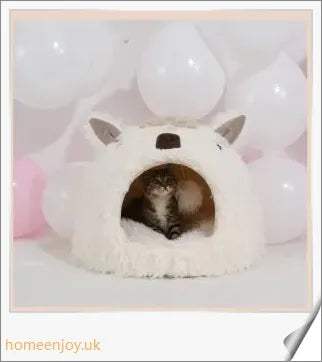 Cosy alpaca-blend pet bed in a warm, plush design for cats and dogs to enjoy a comfortable and relaxing sleep