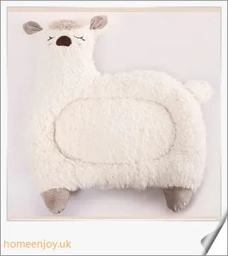 Cosy alpaca-blend pet bed in a warm, plush design for cats and dogs to enjoy a comfortable and relaxing sleep