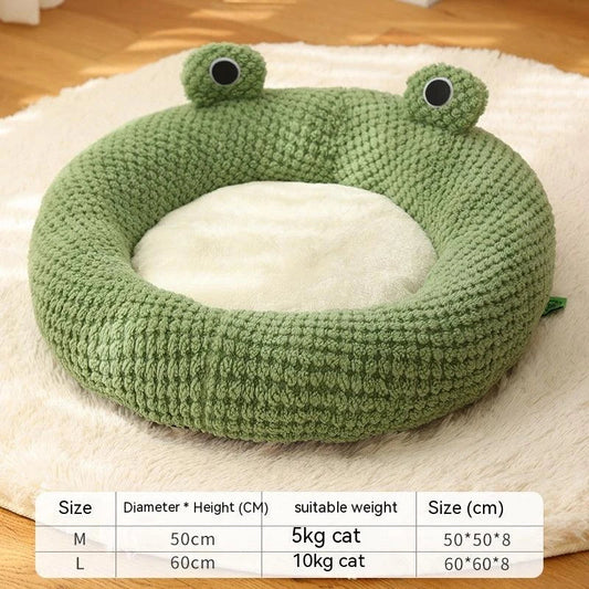 Cosy and whimsical pet bed in frog-inspired design for small cats and dogs