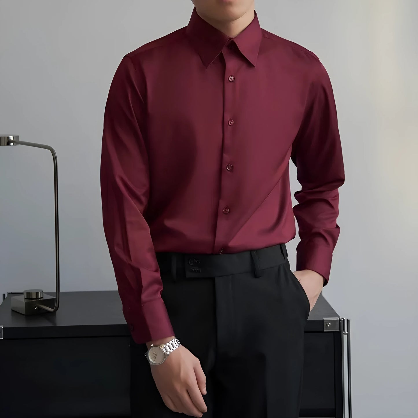 Man wearing a black Korean-style loose long sleeve shirt, a Japanese retro cardigan.