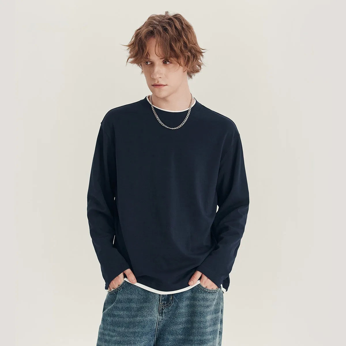 Men's loose long-sleeved cotton blend t-shirt in black, round neck, casual style.
