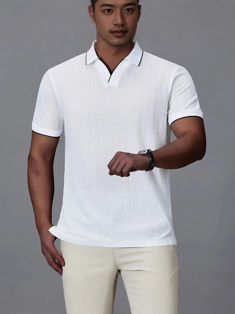 Man wearing a loose fit short-sleeved polo shirt in thin ice silk nylon fabric