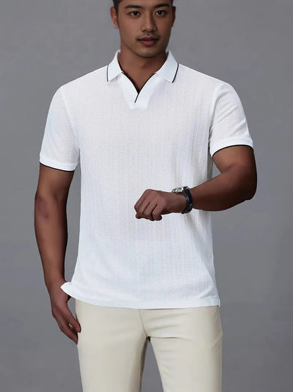 Man wearing a loose fit short-sleeved polo shirt in thin ice silk nylon fabric