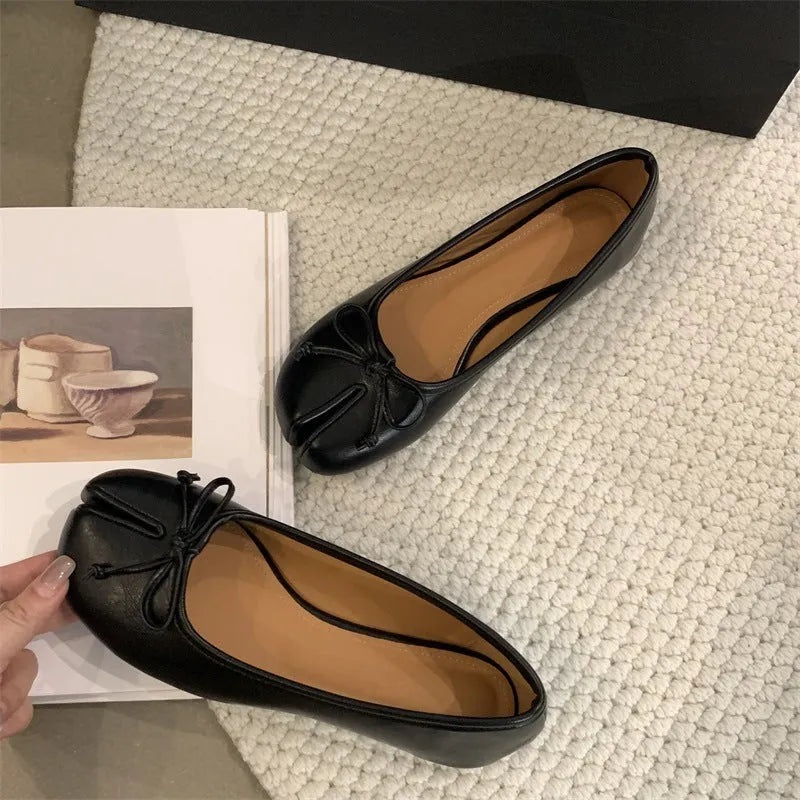Women's split-toe pumps in black with round toe and flat rubber sole