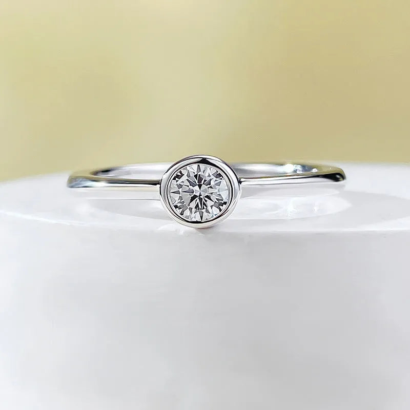 Minimalist crown-shaped silver ring in Korean style with linear design, shown in gold or platinum finish.