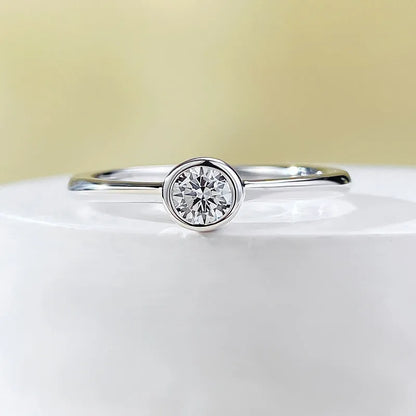 Minimalist crown-shaped silver ring in Korean style with linear design, shown in gold or platinum finish.