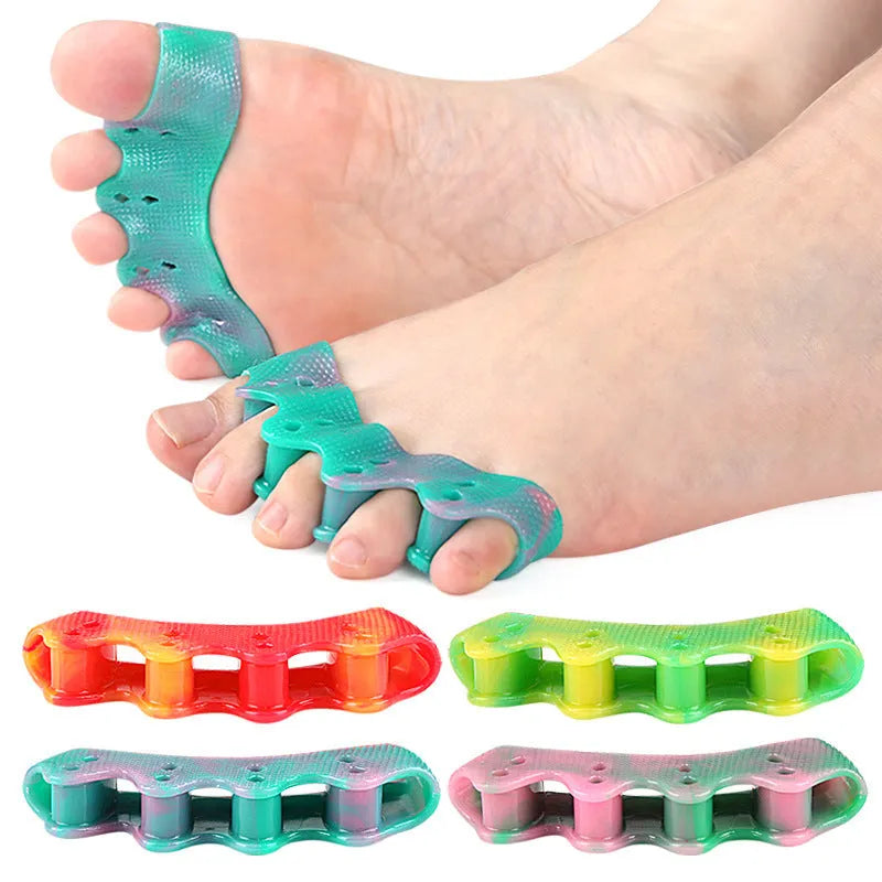 Five-hole SEBS toe separator in colour gradient, average size, for overlapping toes and daily leisure use