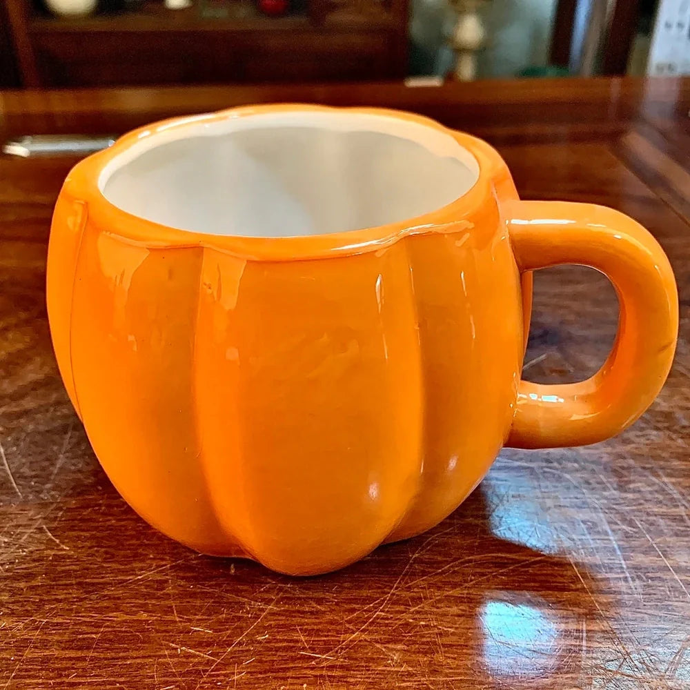 Ceramic Halloween pumpkin mug with cartoon face, 350ml capacity, 7.5cm diameter, includes matching spoon for seasonal drinks