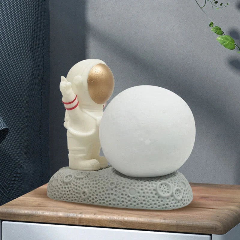 Astronaut-shaped night lamp with colour-changing LED and detachable design