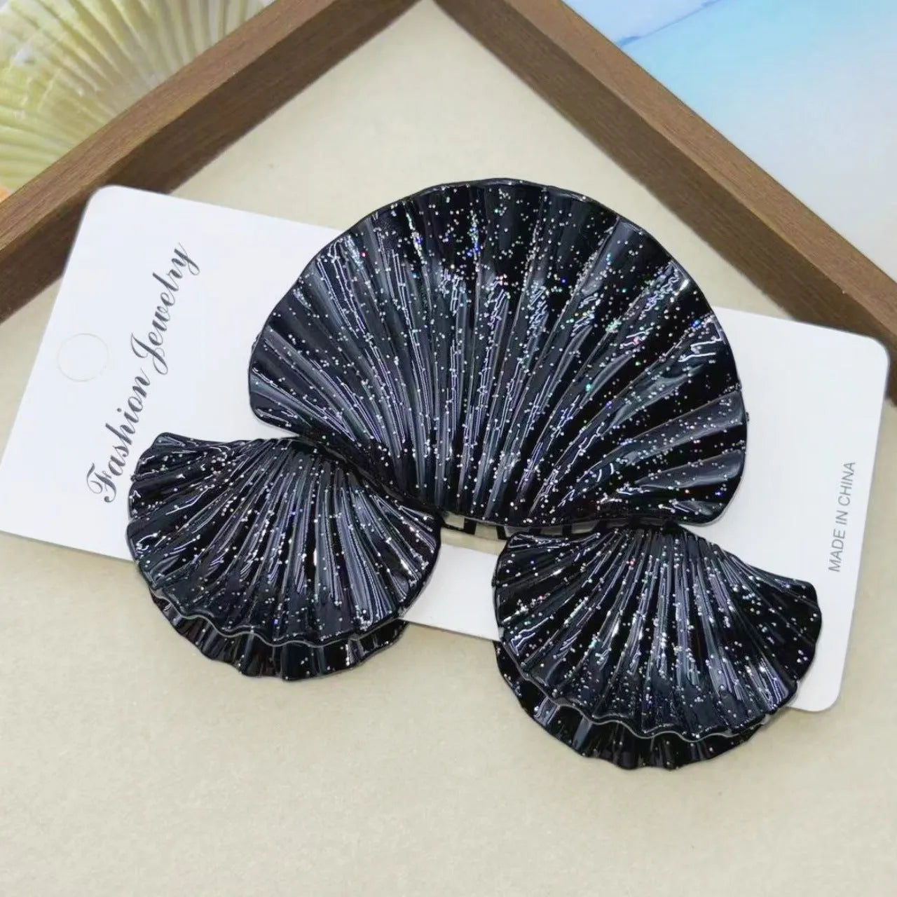 Gradient frosted plastic hair clip set in three pieces with shell decoration
