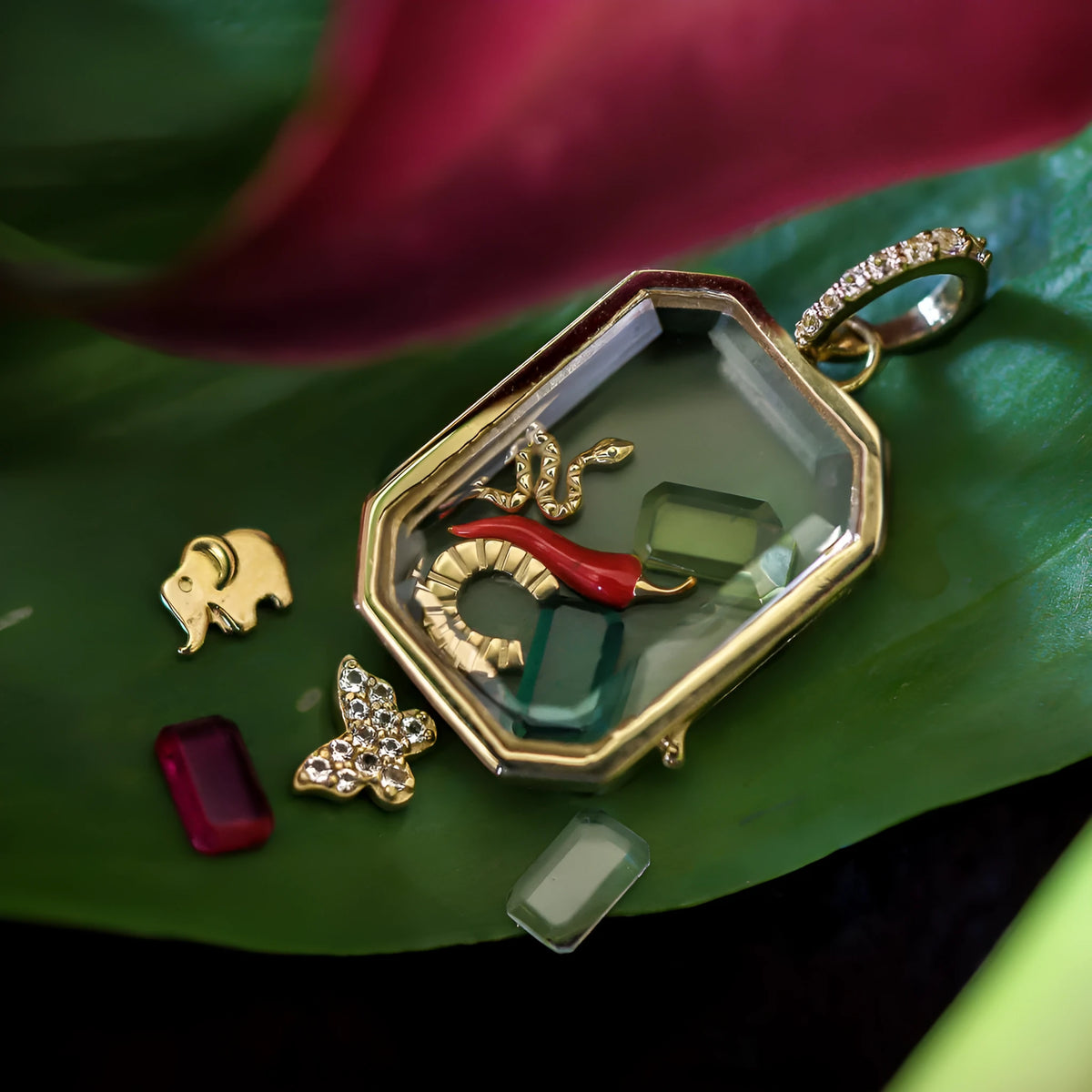 Openable copper photo box pendant with 18K gold colour retention finish, unisex retro floral and geometric charm