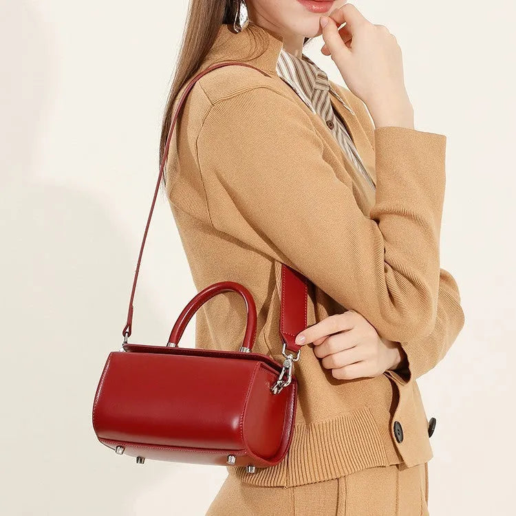 Women's leather one-shoulder crossbody bag in cowhide with clamshell design and internal phone pocket