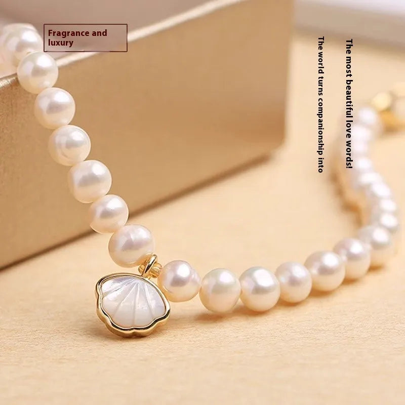 Freshwater pearl bracelet with fan-shaped pearl arrangement and alloy components