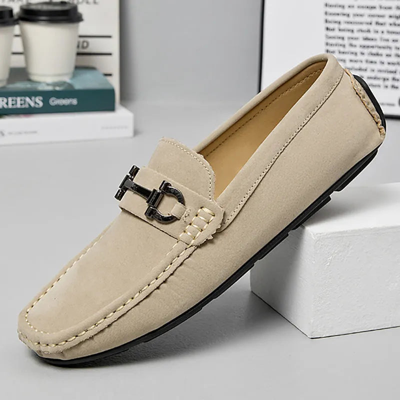Men's casual lazy Doug shoes in beige with a round toe, cowhide upper, and rubber sole.