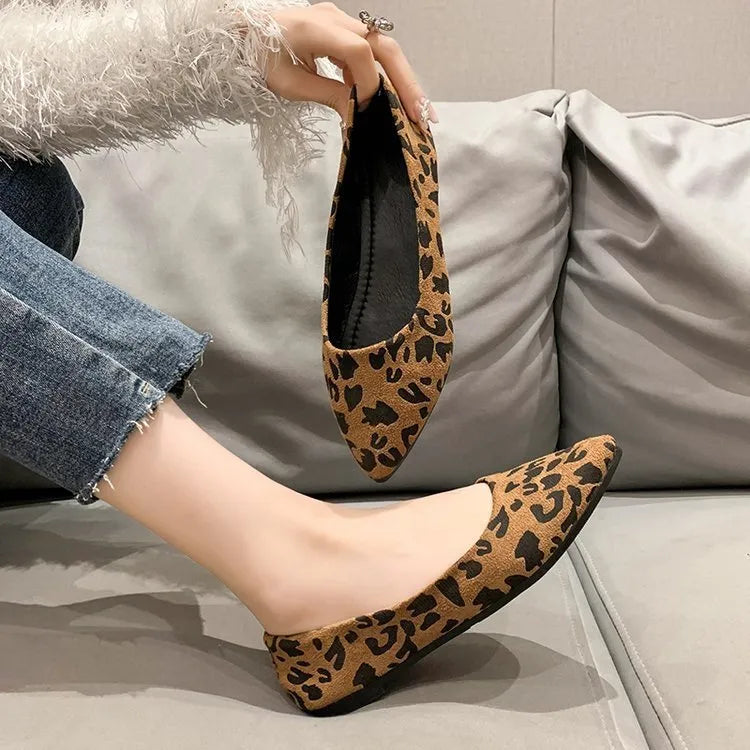 Women's leopard print flat pumps with pointed toe and low flat heel on cotton cloth upper