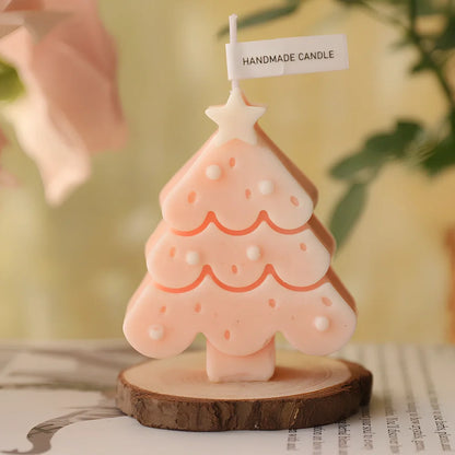 Christmas tree-shaped candle in silicone mold with soy wax and cotton wick measuring 4.5x4.5x10cm