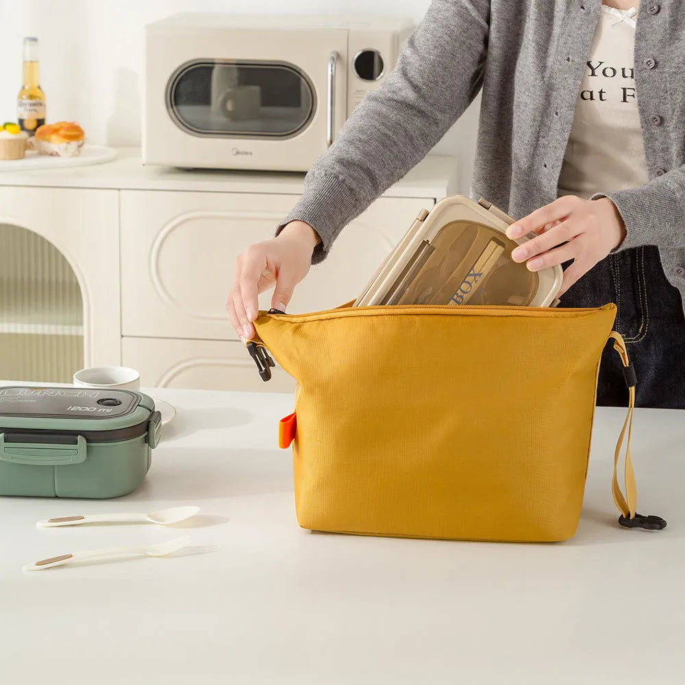 Japanese-style insulated bag in Army Green with Oxford cloth, 24x14cm base, and wide opening for lunch storage