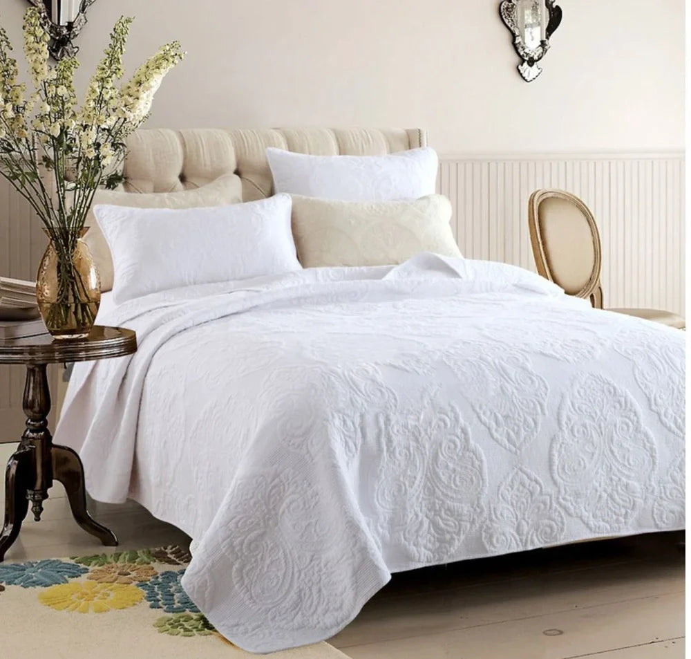 Three-piece quilted cotton bed cover set in white Perlis floral pattern, 230x250cm for 1.8m bed with embroidered details