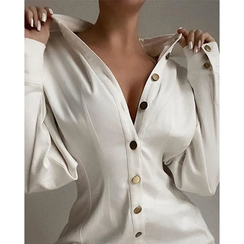 Women's art retro shirt in matel silk with a waist-controlled fastener decoration in blue.
