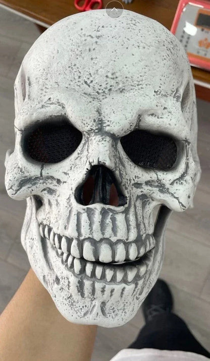 Lifelike 3D skull mask with movable jaw, perfect for Halloween costumes and cosplay events
