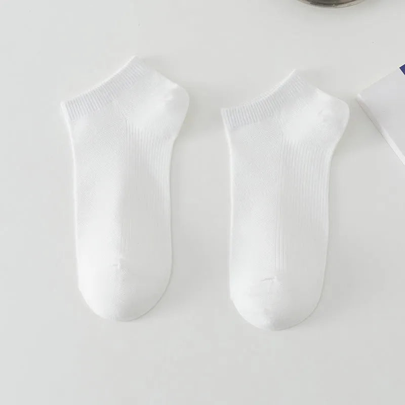 A pair of solid colour low-cut boat socks for men made from breathable polyester.