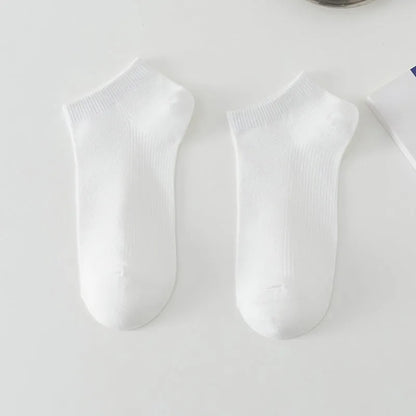 A pair of solid colour low-cut boat socks for men made from breathable polyester.