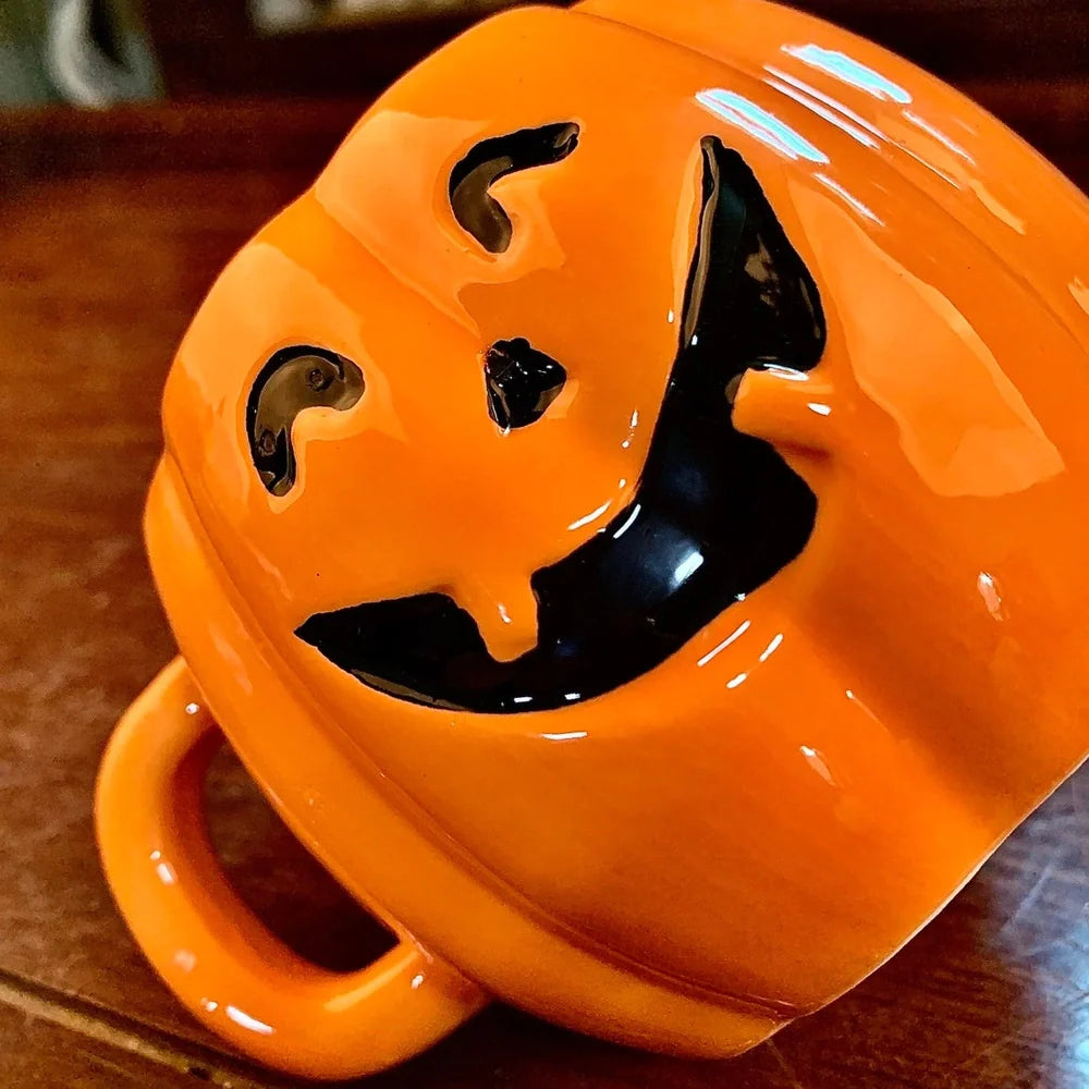 Ceramic Halloween pumpkin mug with cartoon face, 350ml capacity, 7.5cm diameter, includes matching spoon for seasonal drinks
