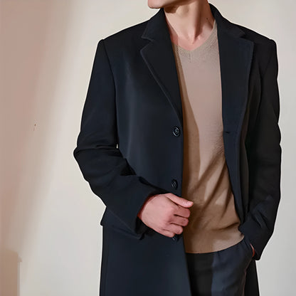 High-end mid-length wool and cashmere coat with suit collar and single-breasted front, in black or camel.