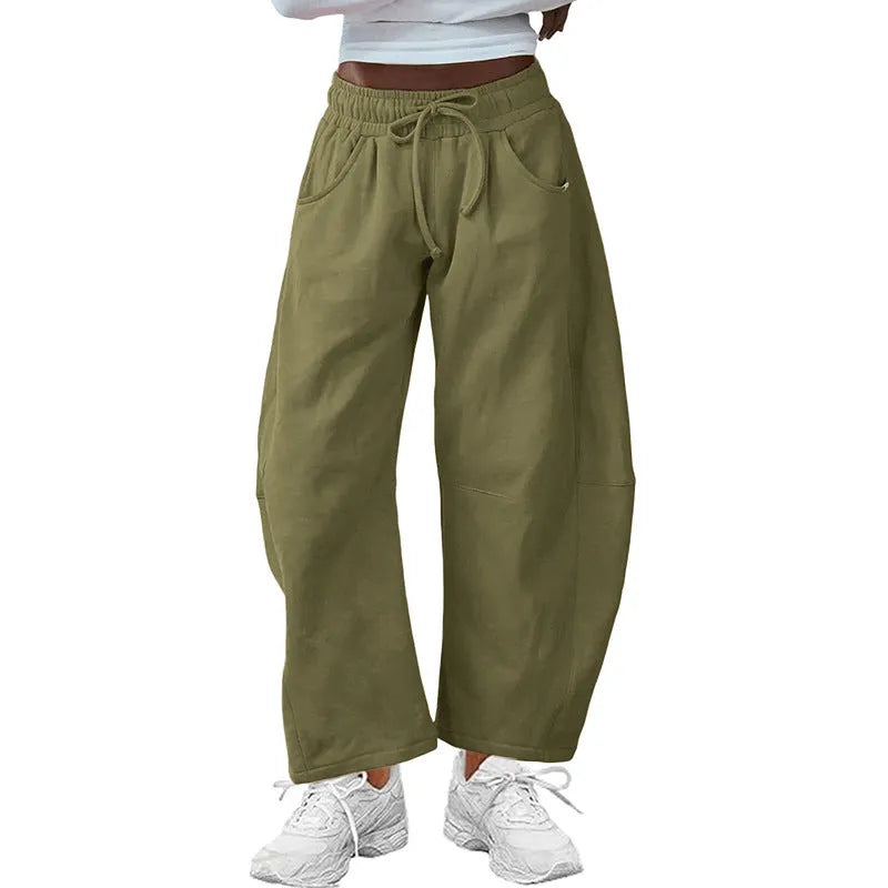 Loose cropped sweatpants in multiple colours with elastic waist and street fashion design