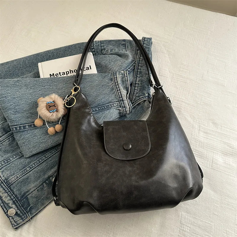 Women's leather shoulder bag with single strap and horizontal square shape in black colour
