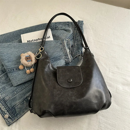 Women's leather shoulder bag with single strap and horizontal square shape in black colour