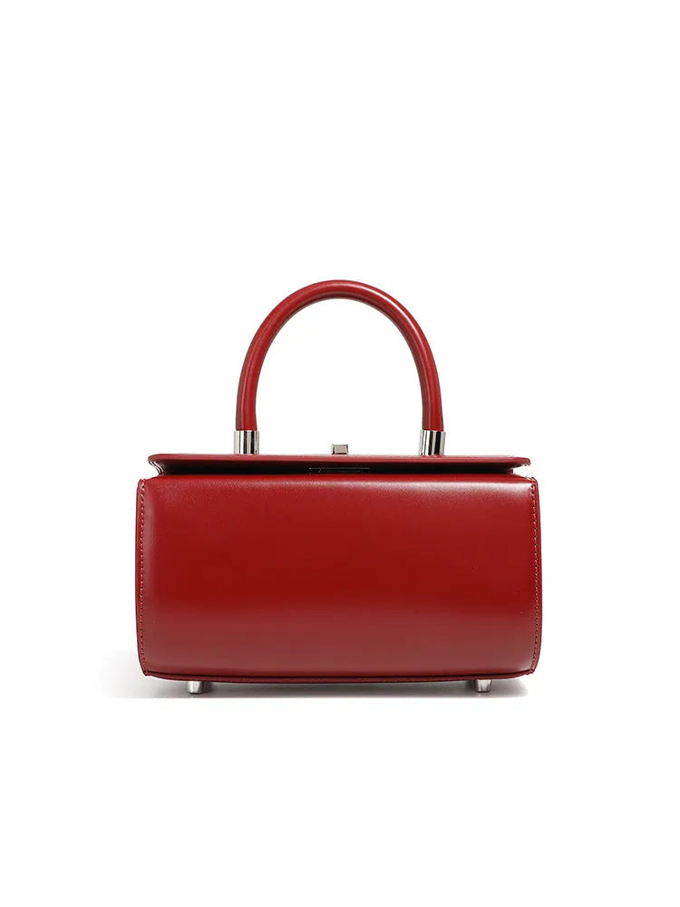 Women's leather one-shoulder crossbody bag in cowhide with clamshell design and internal phone pocket