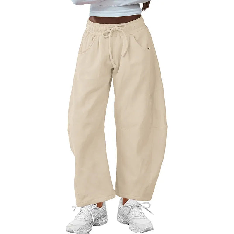 Loose cropped sweatpants in multiple colours with elastic waist and street fashion design