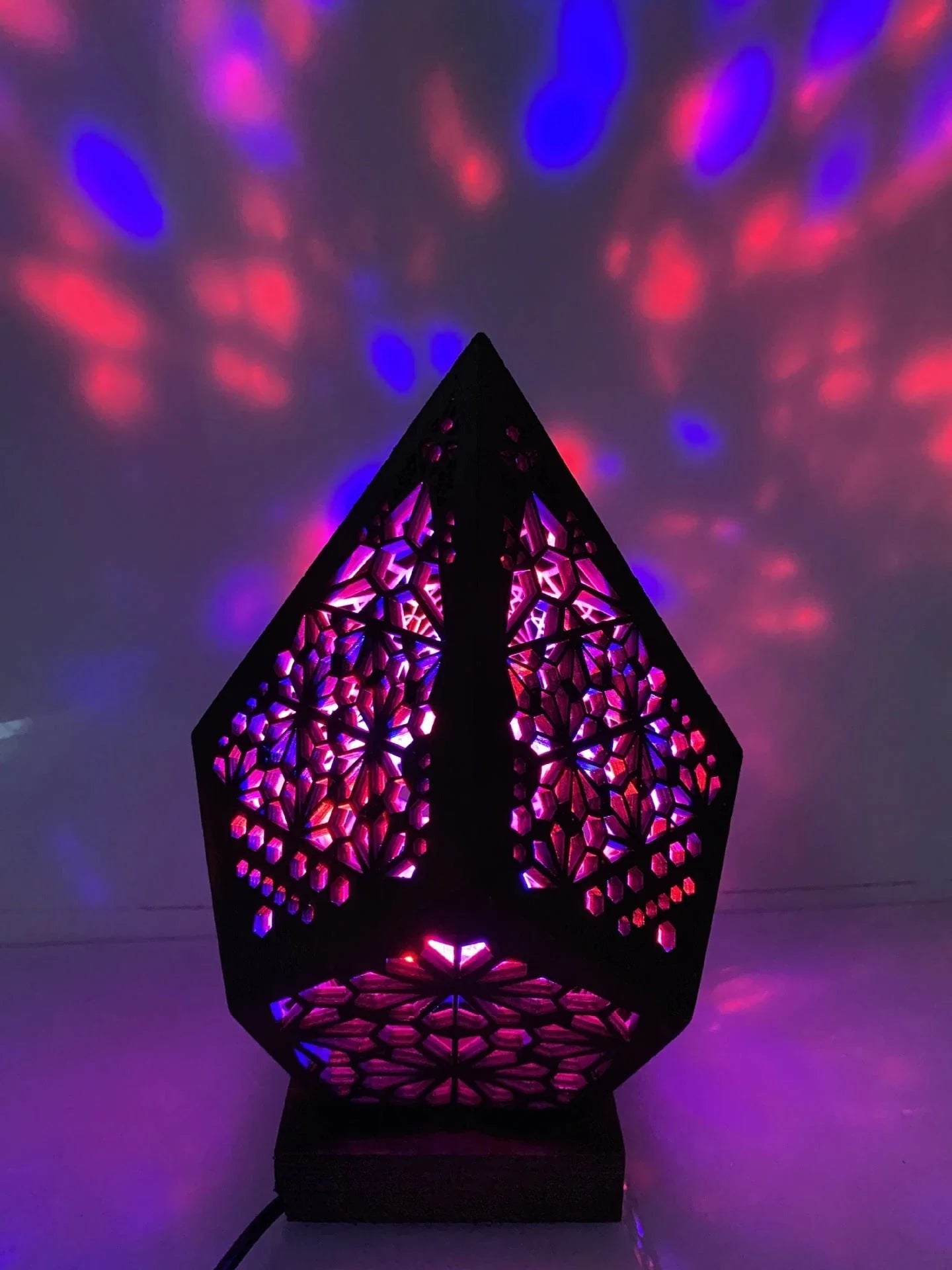 Wooden projection lamp with 3D diamond-shaped lights and colourful prism ring effects, creating a cosy and enchanting atmosphere