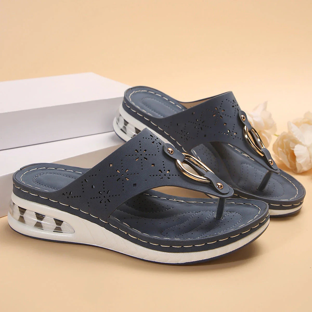 Cozy air cushion thong sandals in various colors, featuring herringbone toe shape and metal buckle details for stylish summer comfort
