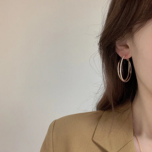 Elegant geometric metal earrings for women in gold and silver finishes