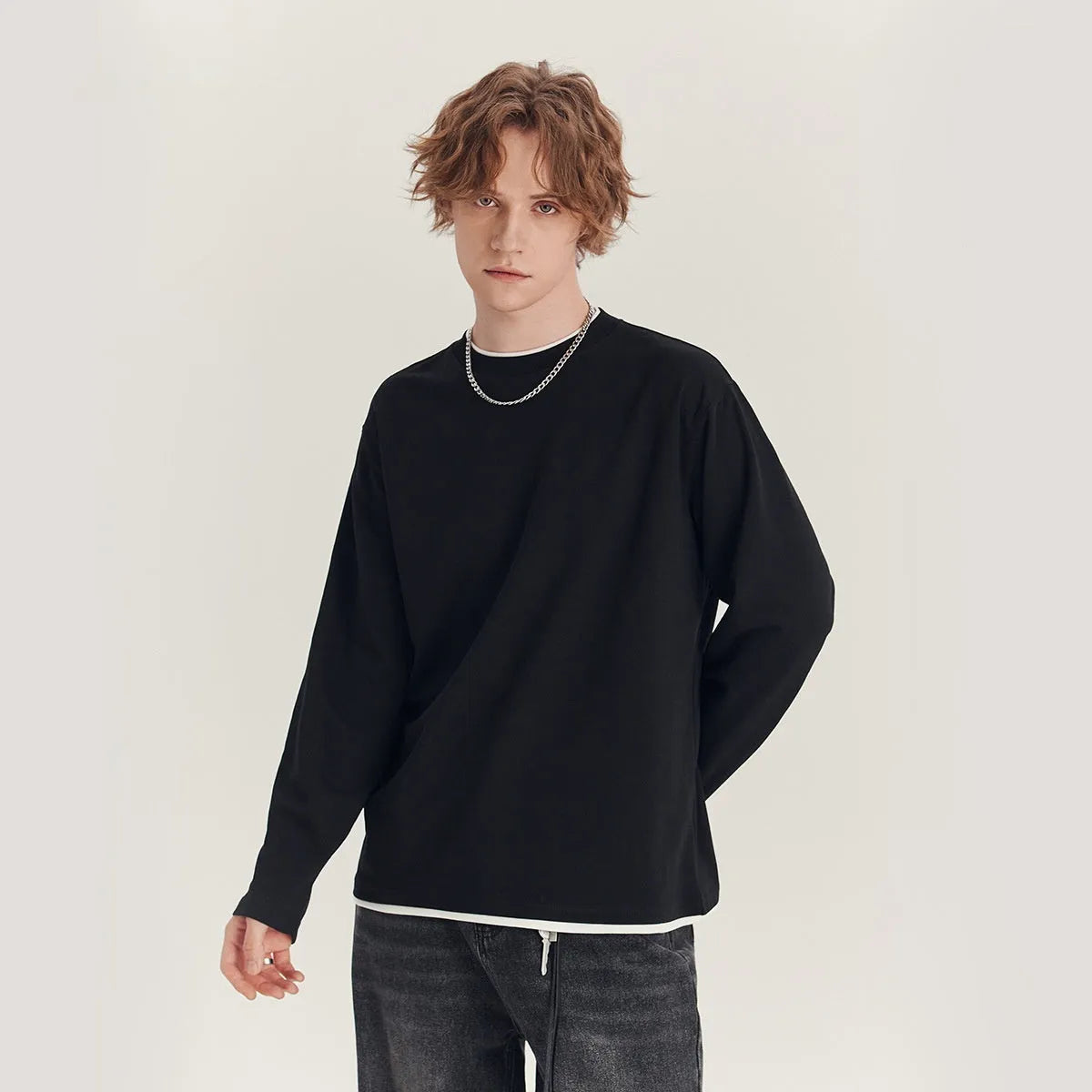Men's loose long-sleeved cotton blend t-shirt in black, round neck, casual style.