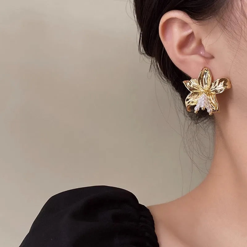 Personalised Pearl Flower Earrings - Exaggerated Statement Earrings for Women in Gold H1795 Colour with Seiko Treatment Process and Flower Shape Design - Niche Style Metal Earrings