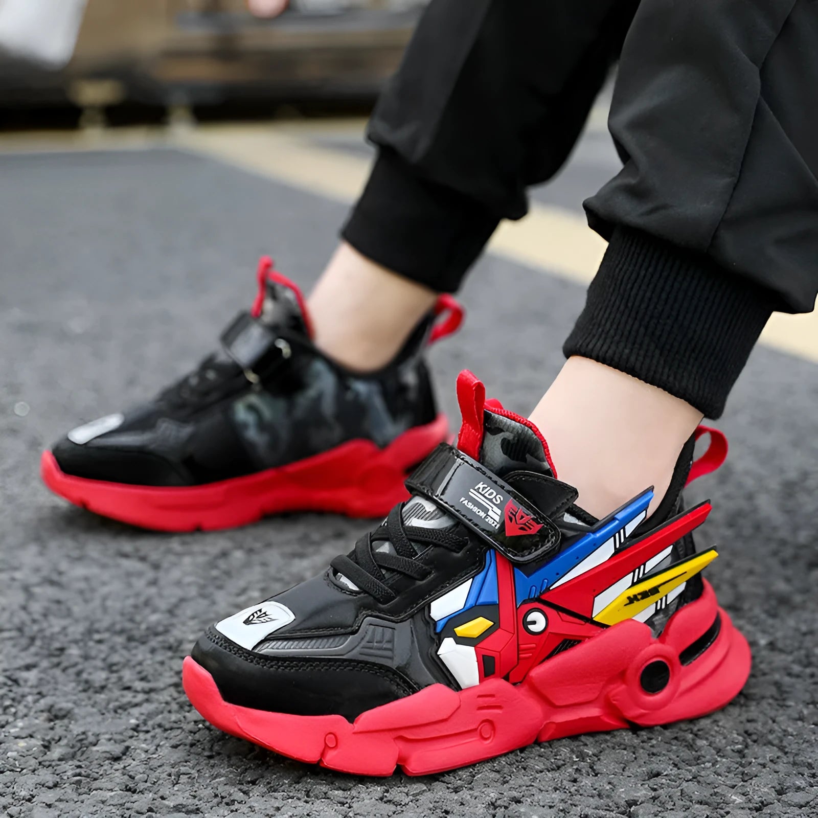 Children's artificial leather running shoes with Velcro closure and rubber soles in three colour options