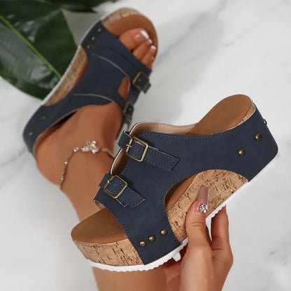 Women's platform muffin beach sandals in black, showcasing scaffold fish mouth design and PU upper.