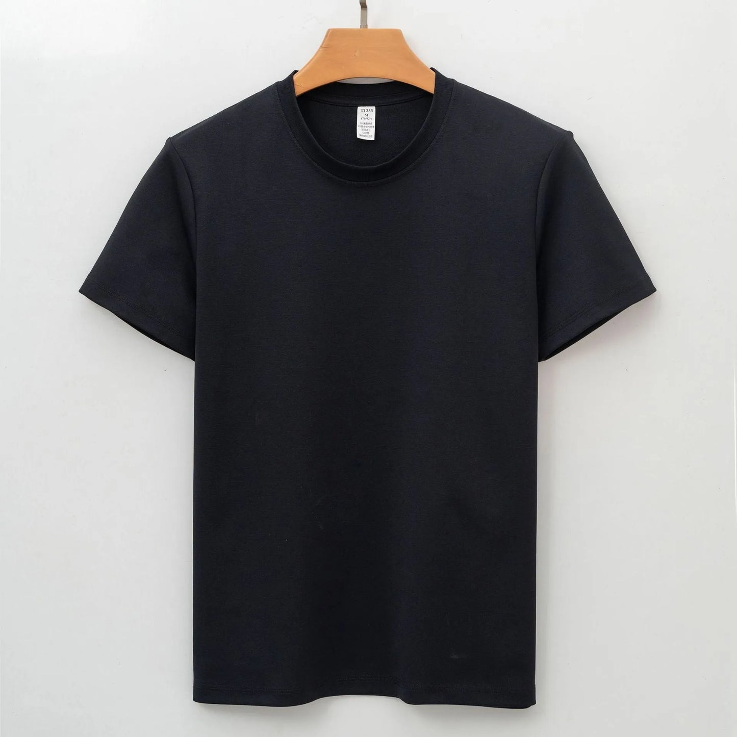 Short sleeves solid colour T-shirt with straight cut and non-iron fabric.