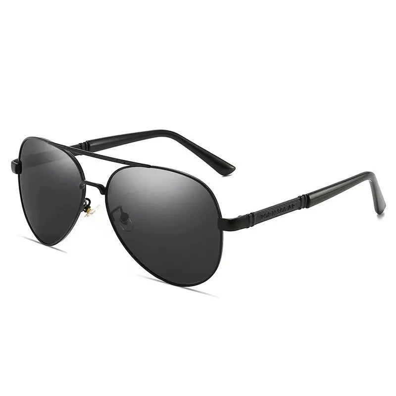 Men's polarised sunglasses with metal frame and adjustable nose pads in gold and black colour