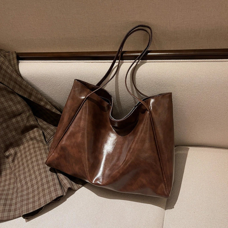 Premium faux leather shoulder bag in a variety of chic colors for autumn and winter fashion