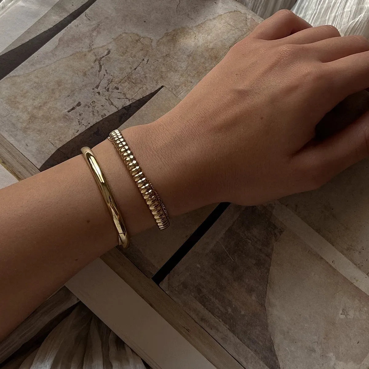 Women's stainless steel bracelet with electroplated finish in European and American style