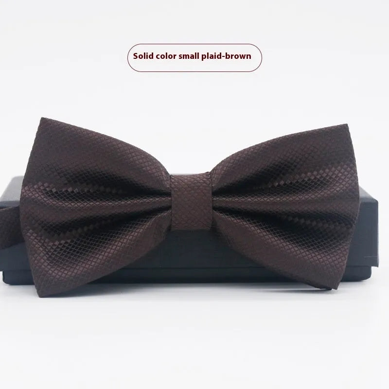 A solid colour pre-tied bow tie with an adjustable neck strap, shown in a classic flat head shape.
