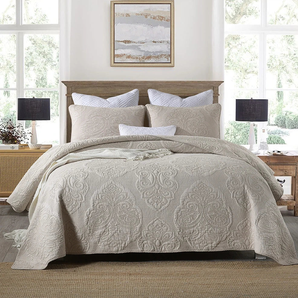 Three-piece quilted cotton bed cover set in white Perlis floral pattern, 230x250cm for 1.8m bed with embroidered details