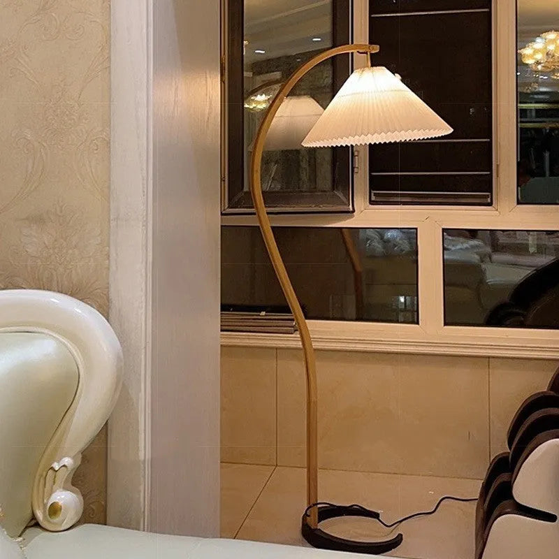 Vertical table lamp with retro-style log lampshade in white or wine red colour options