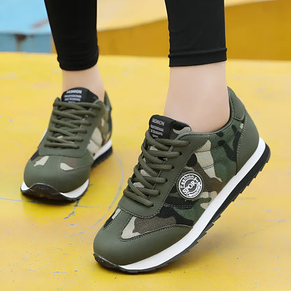 Camouflage pattern suede running shoes with foam sole and mesh lining